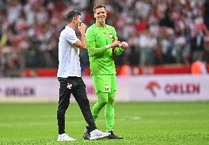 记者：巴萨推动什琴斯尼续约到2026年，弗里克希望留下他