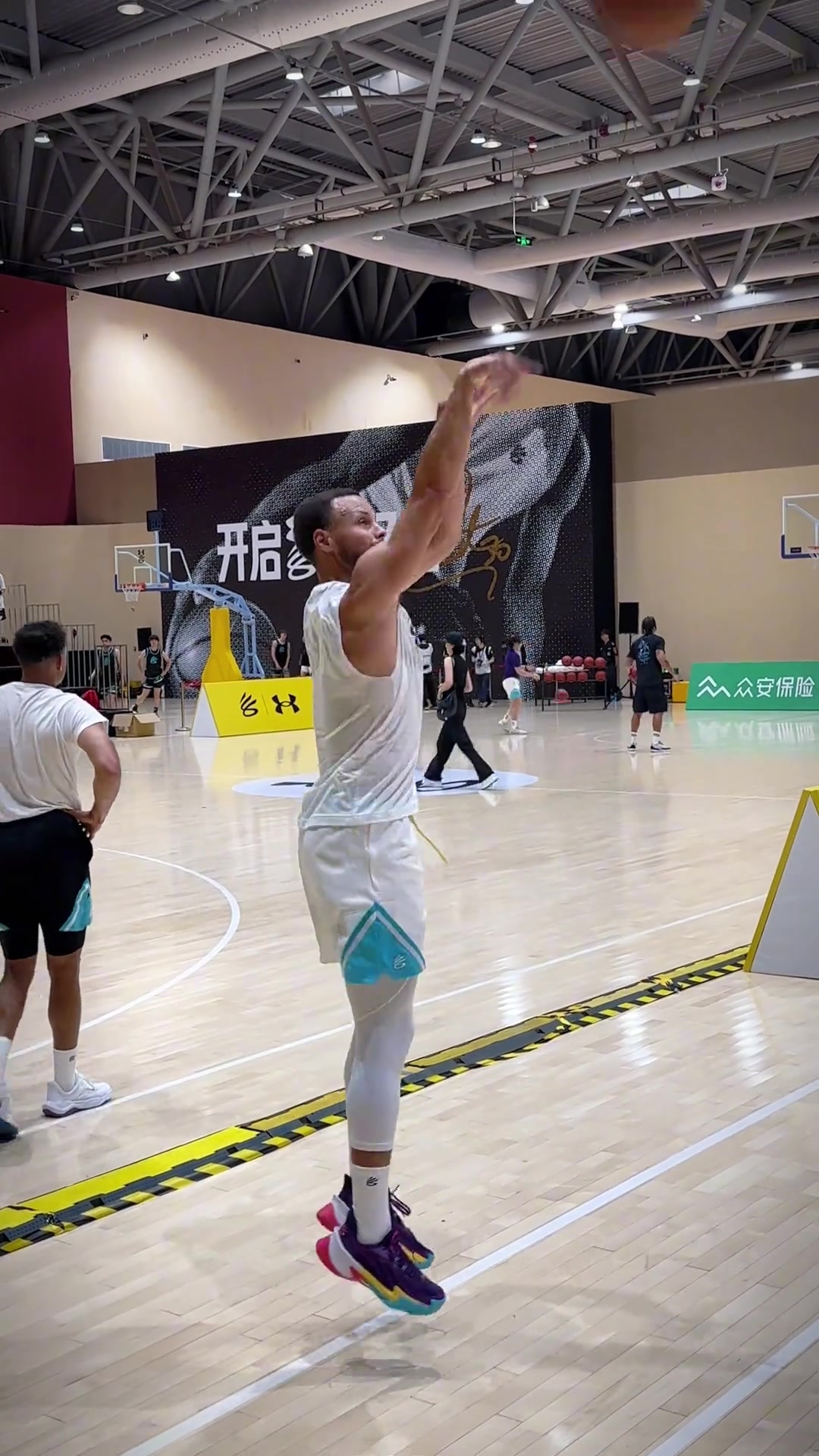 天天盈球app-这就是历史第一射🔥库里中国行三分训练站在边线上25连中