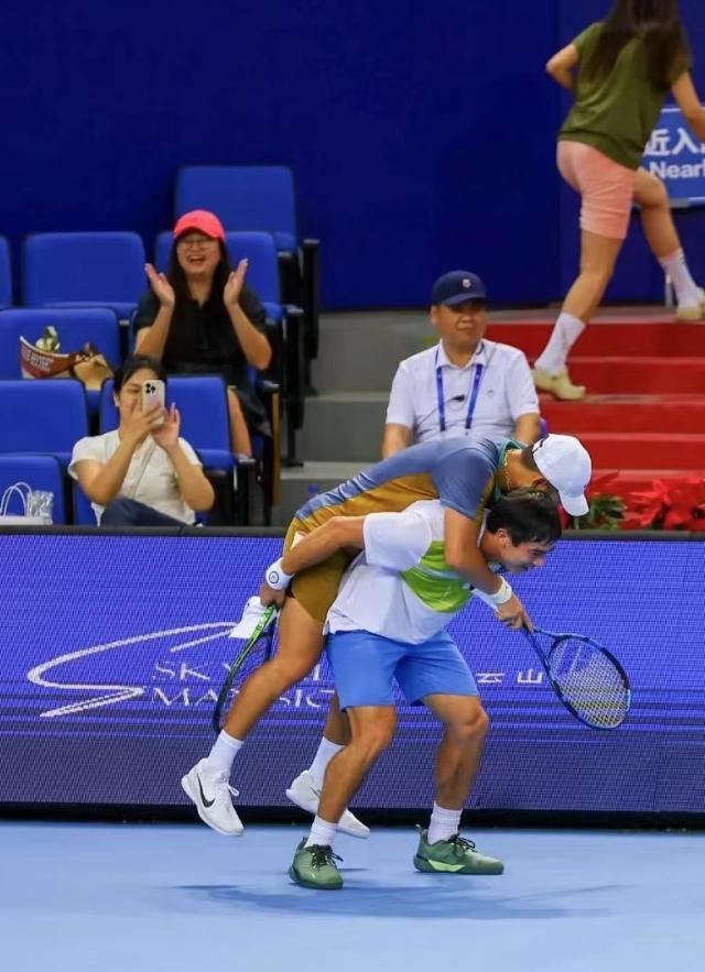 天天盈球即时比分直播-张奔斗：时间，商竣程一个未知而美妙的维度